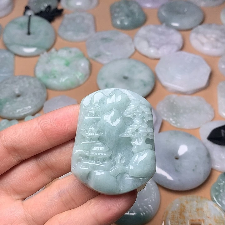 翡翠未镶嵌颈饰山水