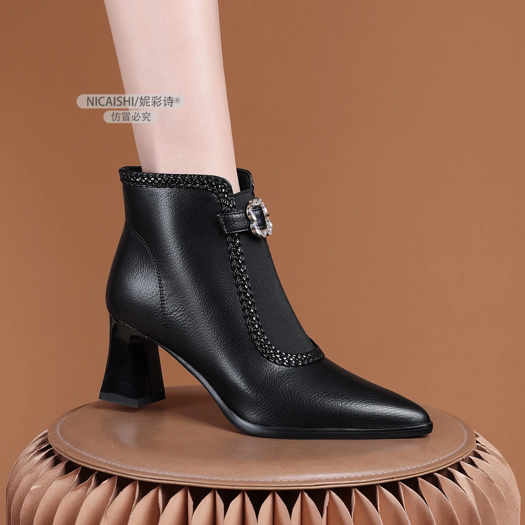 2025年新款欧美短靴女优雅尖头粗跟黑色侧拉链显瘦时装靴女3319