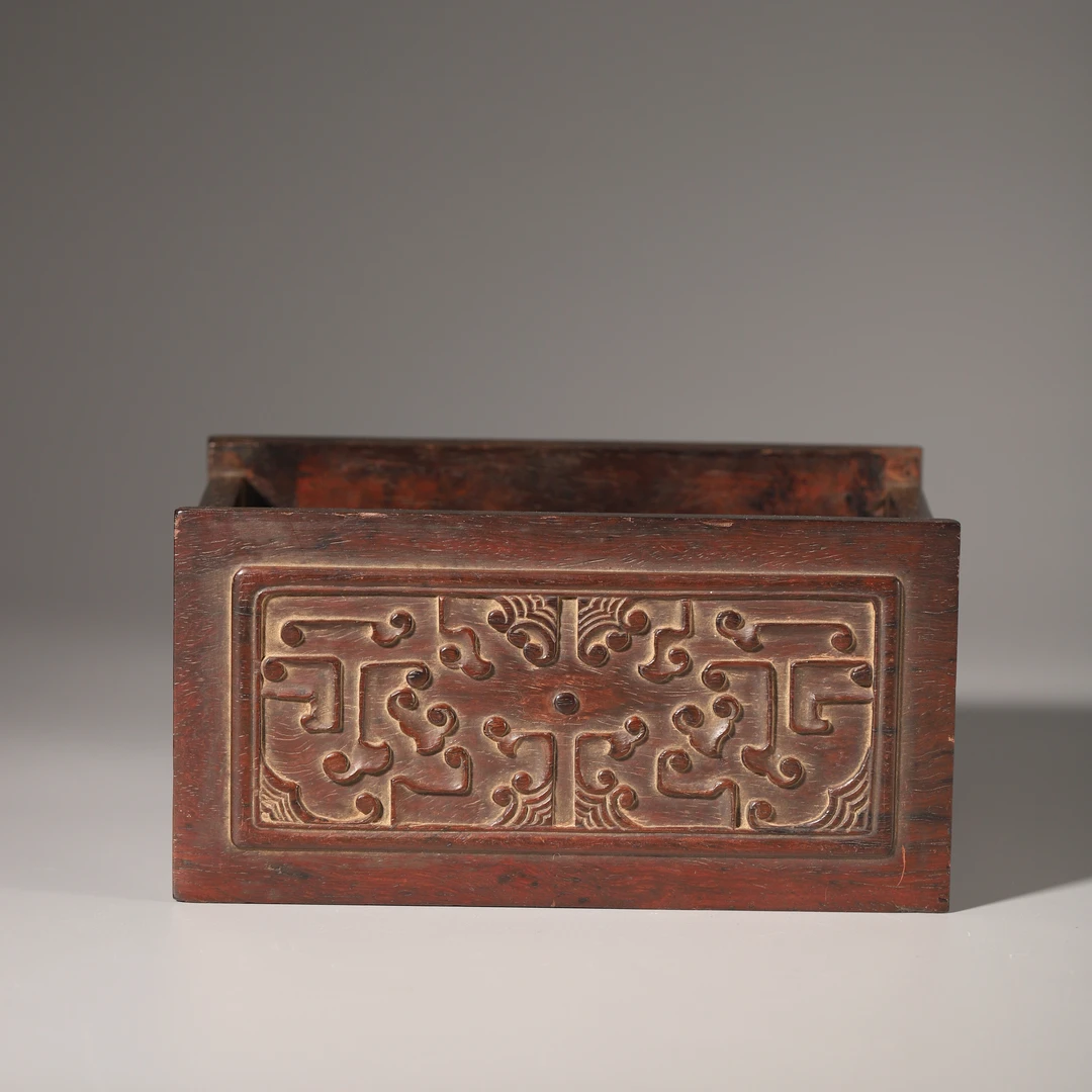 Lot18清代 紫檀龙纹盒