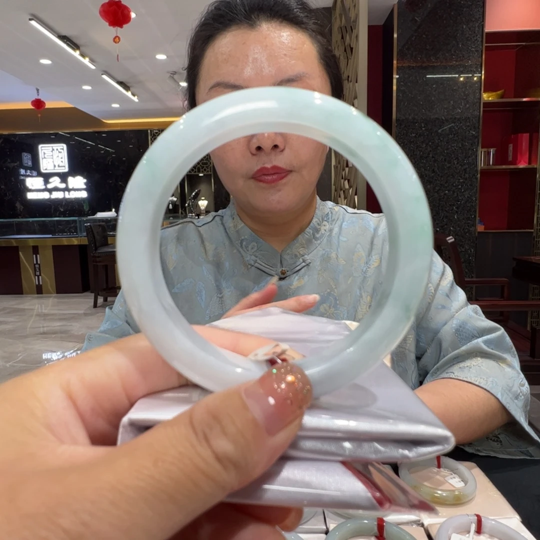 翡翠手镯未镶嵌飘花59福利不退不换