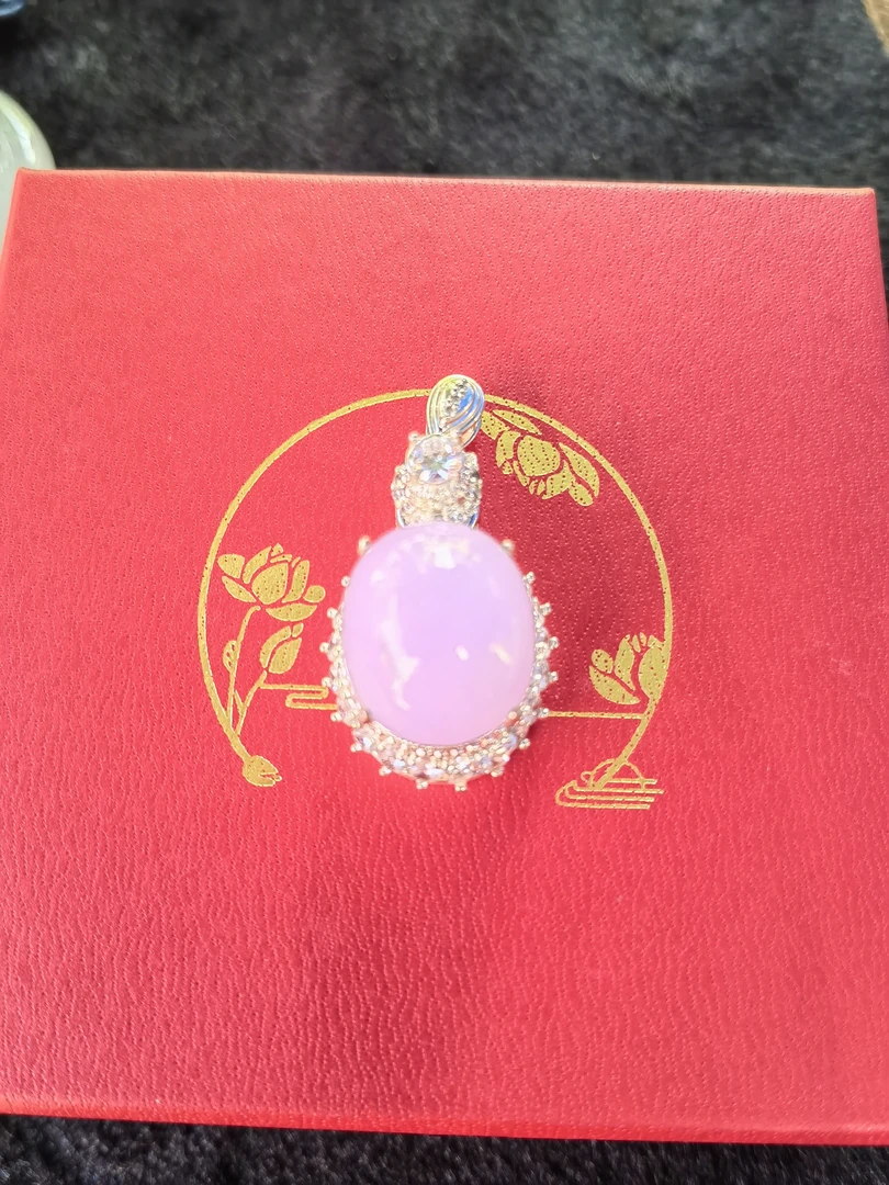 自然光下的粉紫鸽子蛋贵气品味