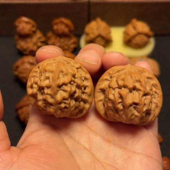 文玩核桃吊坠瓷娃娃