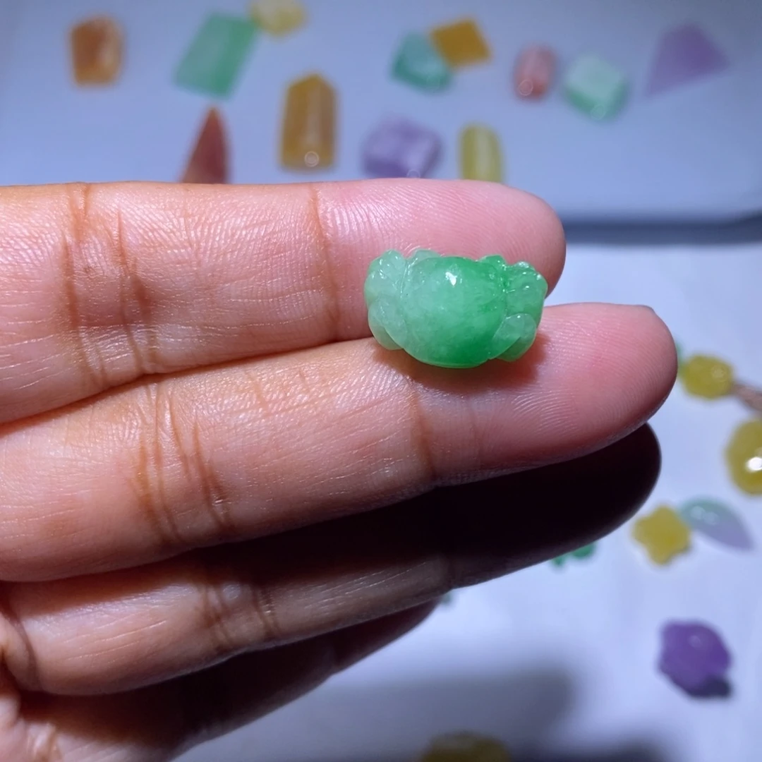 颈饰未镶嵌翡翠英**泪