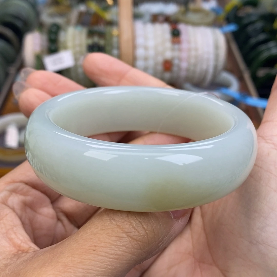 和田玉未镶嵌手镯