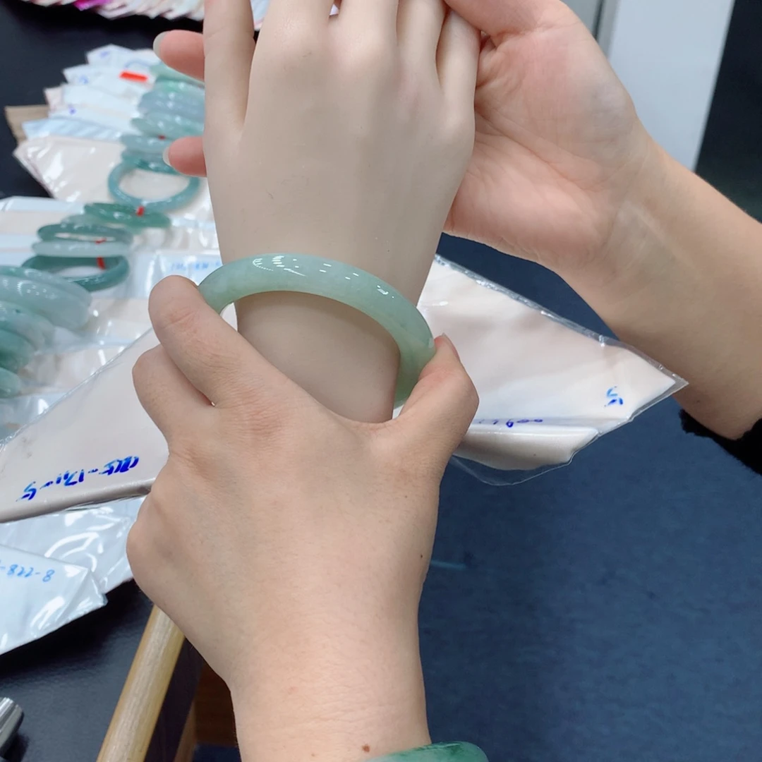翡翠未镶嵌手镯48小时