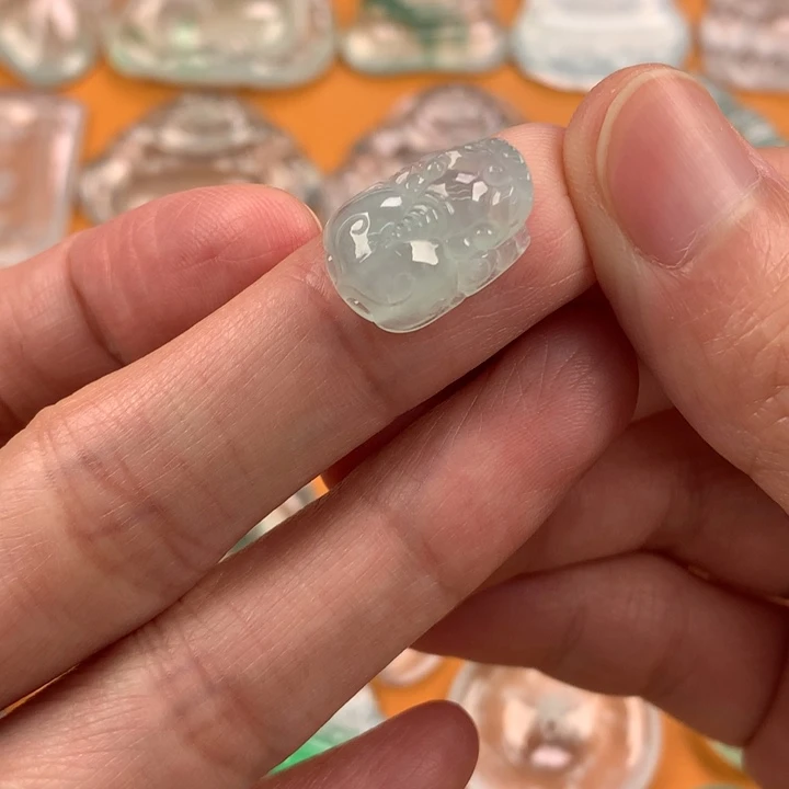 翡翠未镶嵌颈饰…..