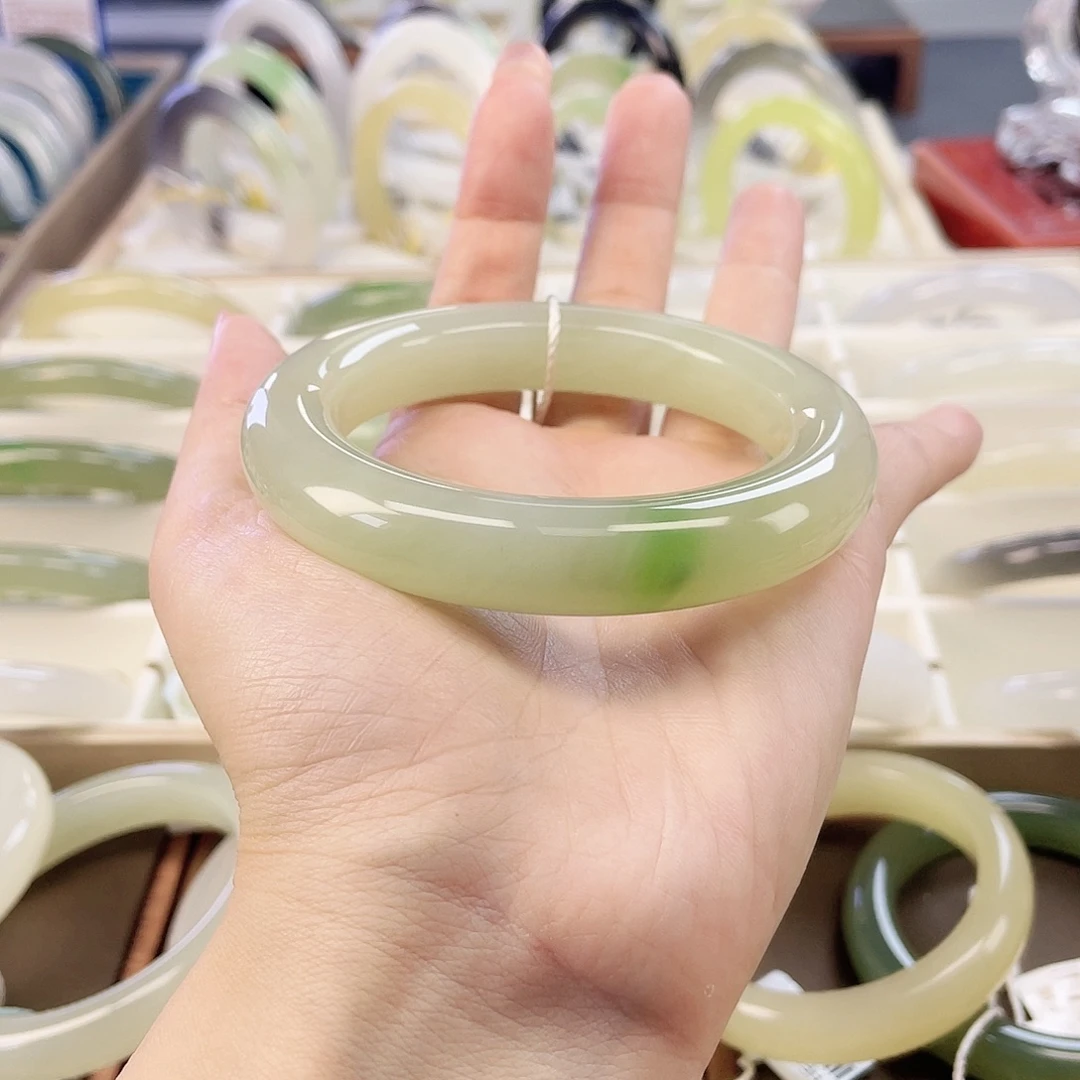 和田玉未镶嵌手镯