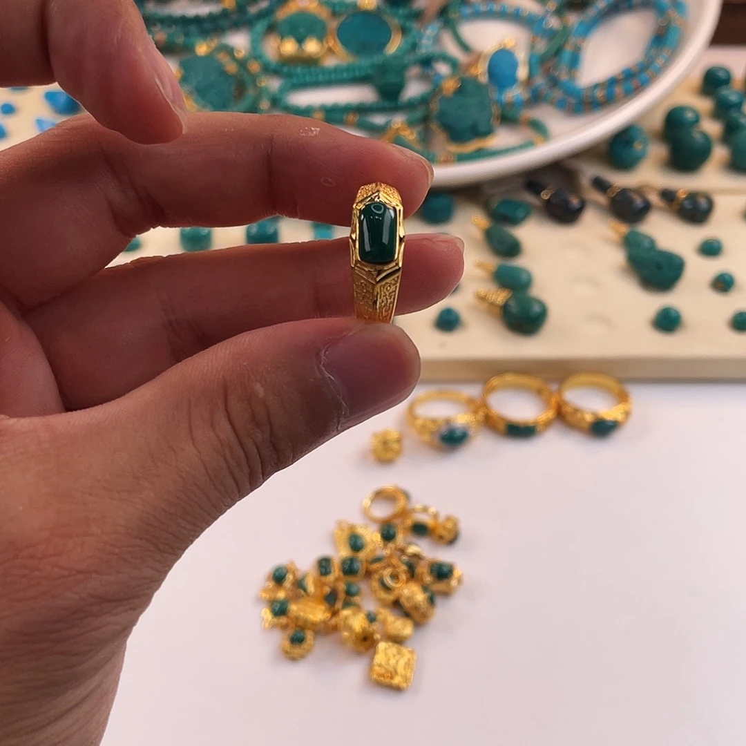 绿松石未镶嵌颈饰