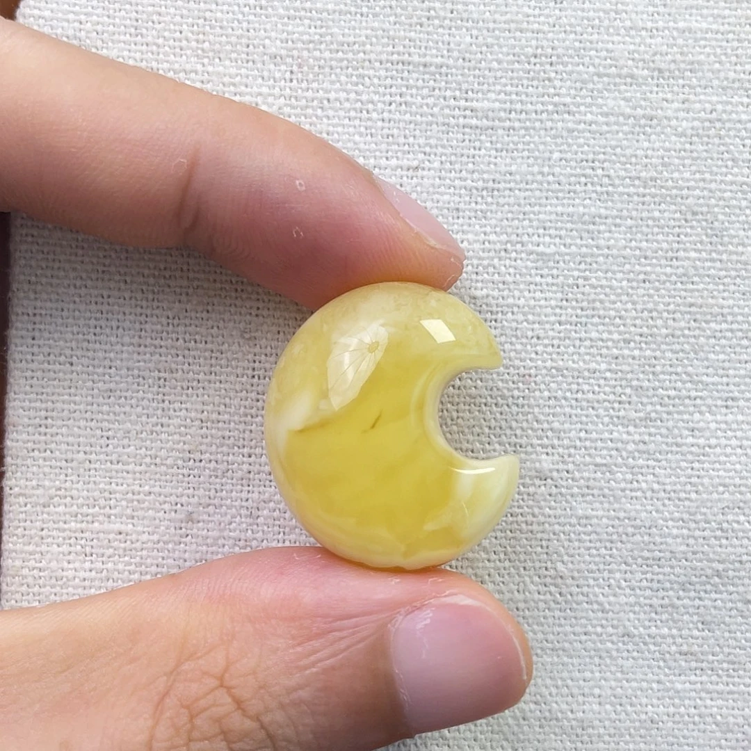 裸石琥珀未镶嵌月亮