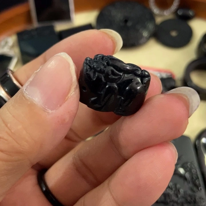 翡翠颈饰未镶嵌?***亮墨翠貔貅