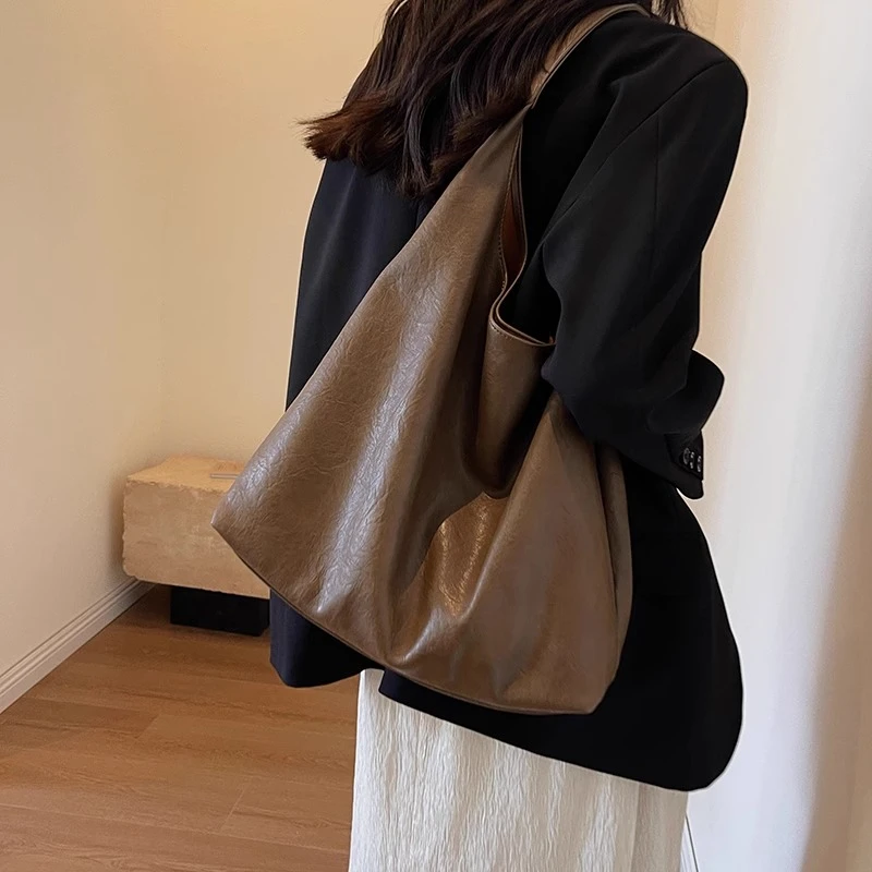 大容量包包女秋冬2025新款百搭单肩水桶女款大容量帆布单肩托特包