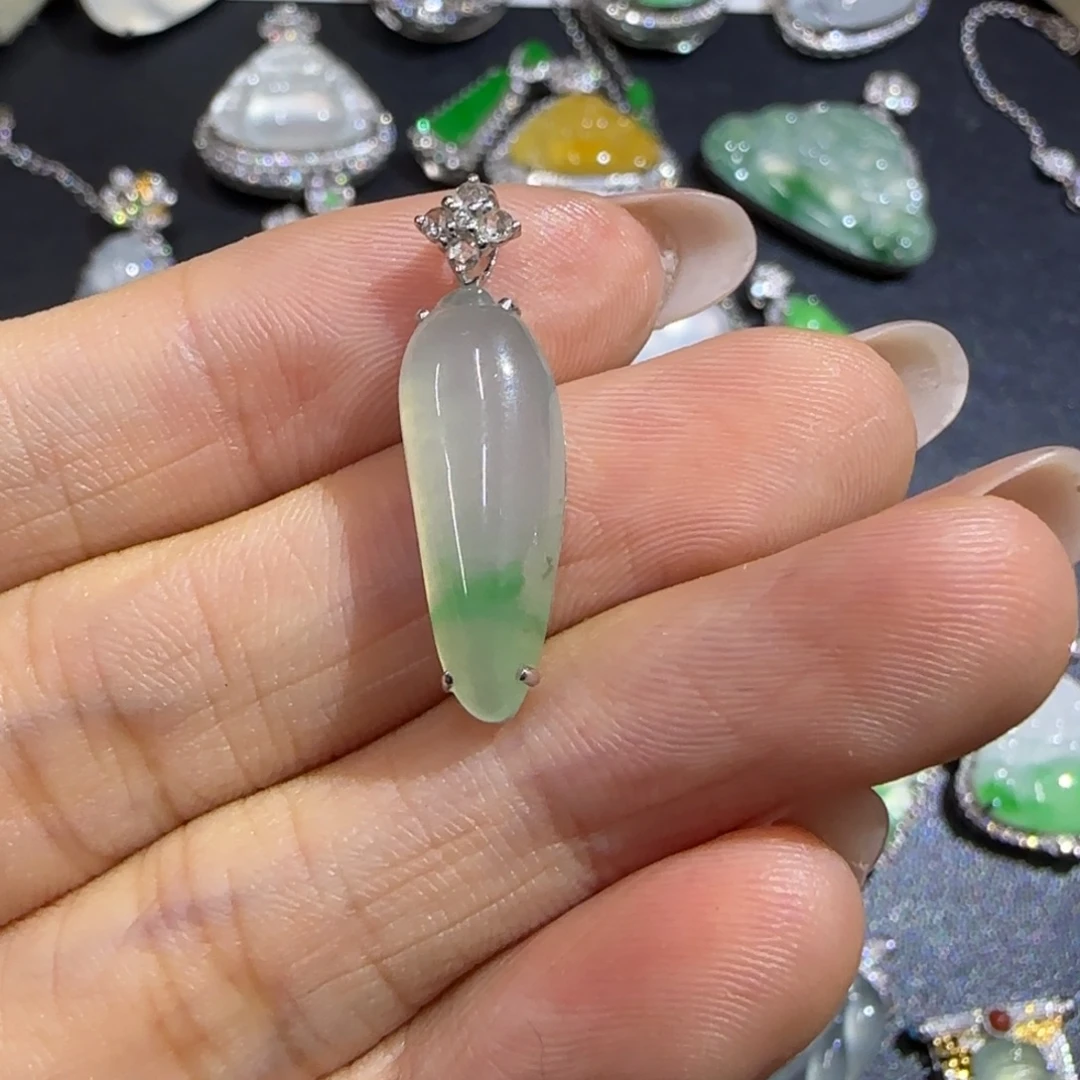 酒***娘颈饰18K金镶嵌翡翠精品