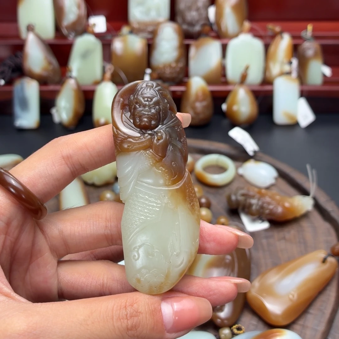 摘***辰和田玉未镶嵌颈饰