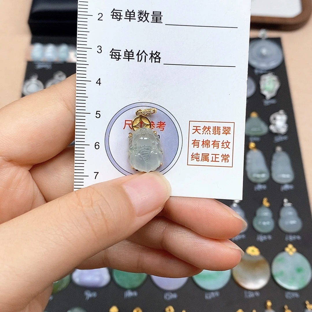 颈饰18K金镶嵌翡翠