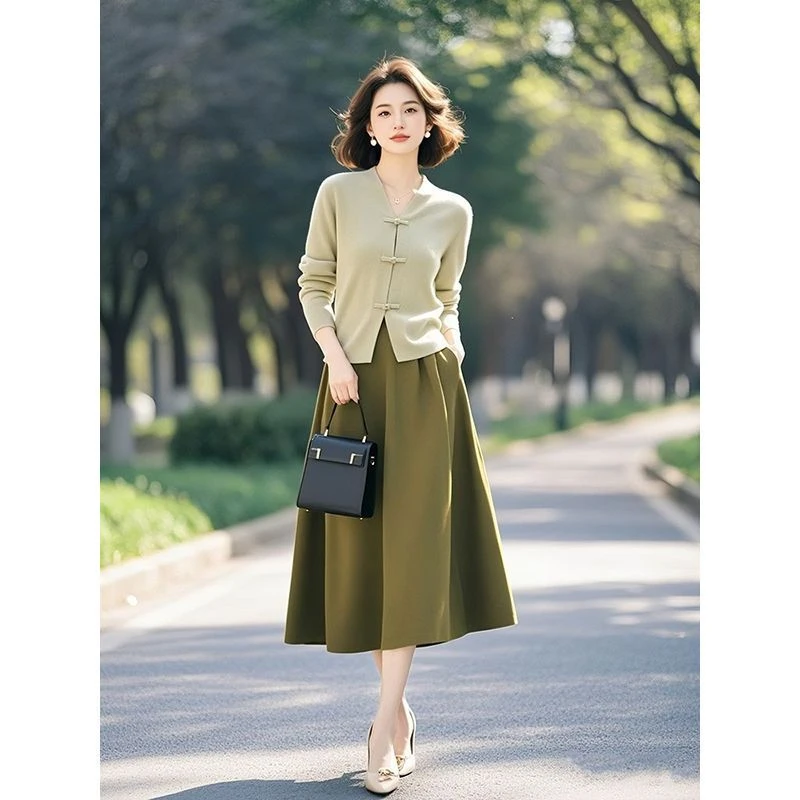 2025超火国风春季穿搭休闲气质新中式绿色羊绒毛衣减龄两件套装裙