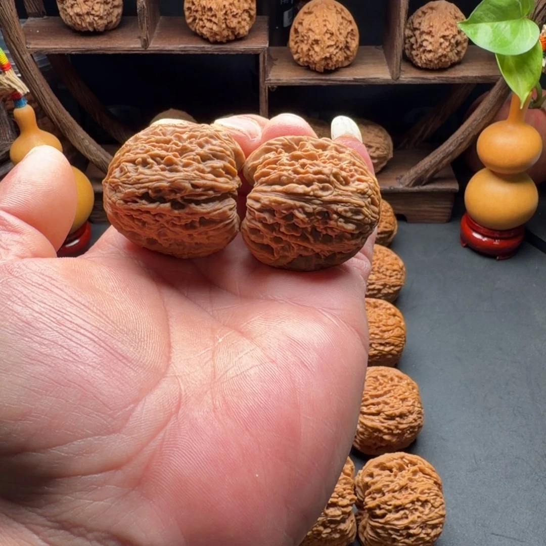 文玩核桃把件南疆石凹底拉丝尺寸38高桩