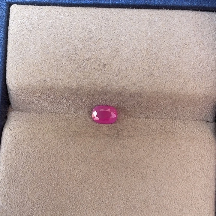 定制蓝宝石未镶嵌裸石0.67克拉