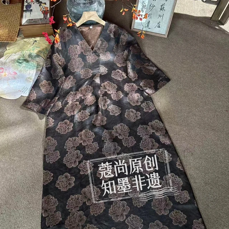 秋季新款新中式国风宽松显瘦V领老料绘刻牡丹轻奢连衣裙