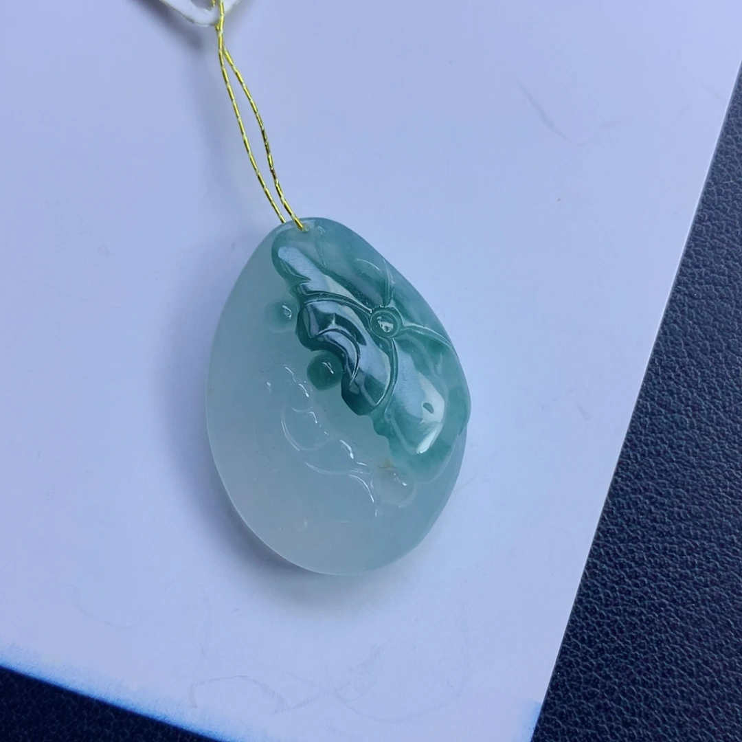 翡翠未镶嵌颈饰年年有余
