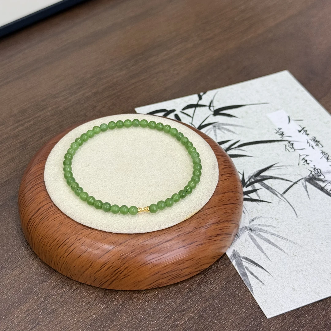 【真石】18k和田碧玉冰底苹果绿精品手串（微黑点）