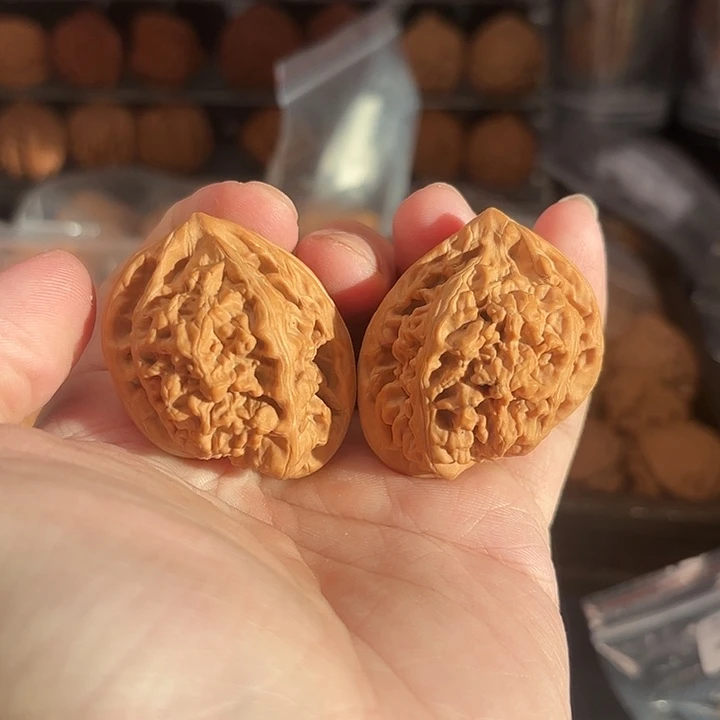 1文玩核桃承德粗筋异形37-549