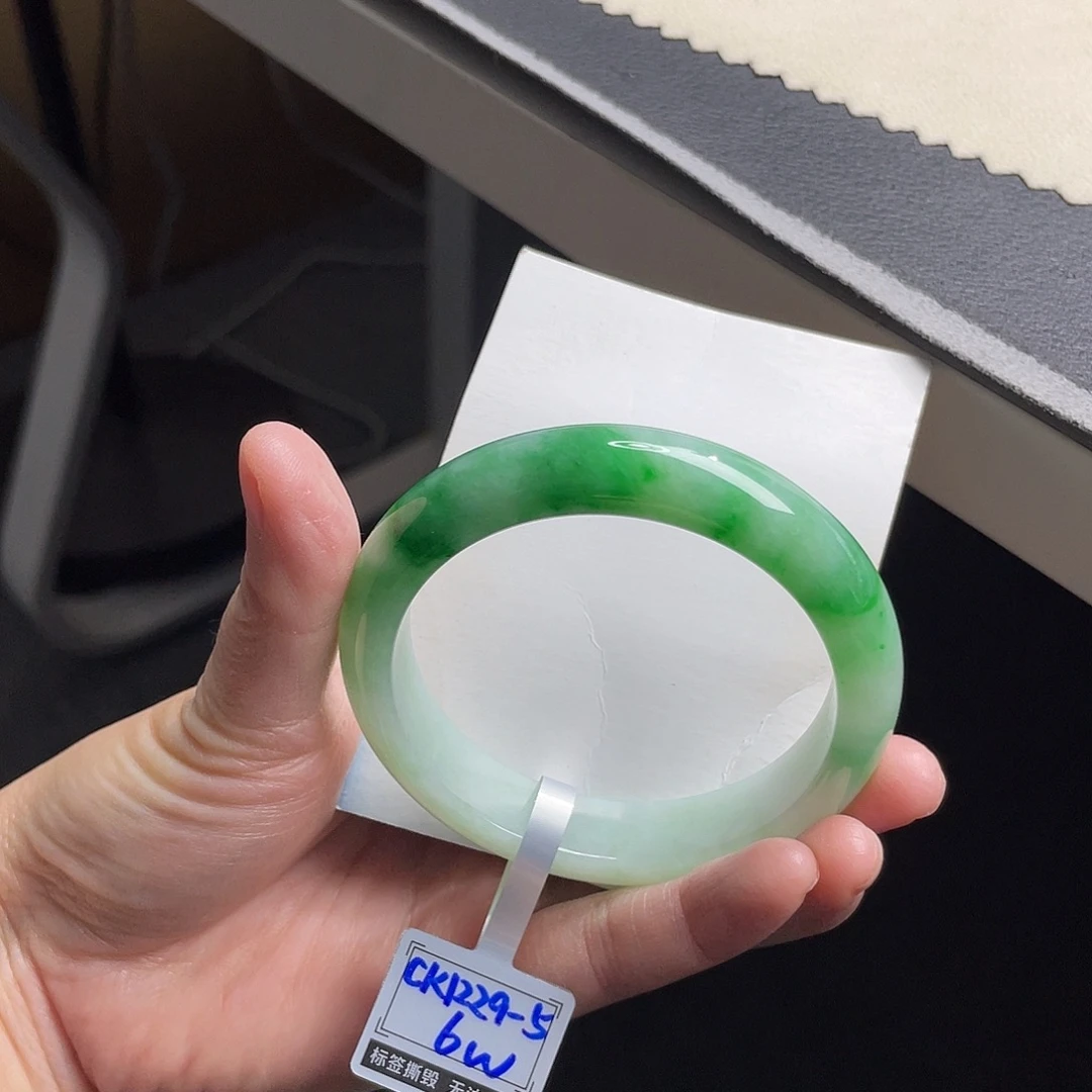 翡翠未镶嵌手镯55.6辣阳绿