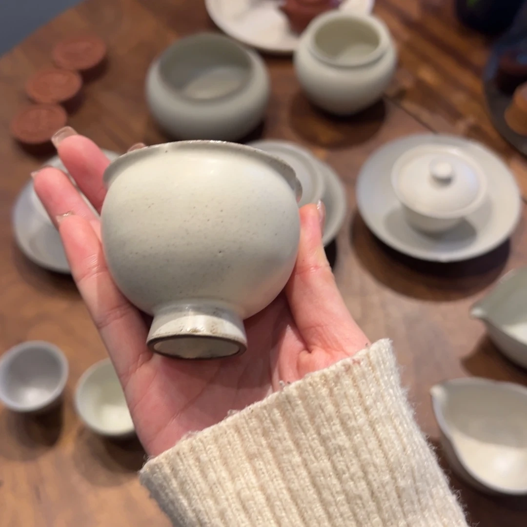 瓷片陶瓷。       陶瓷。