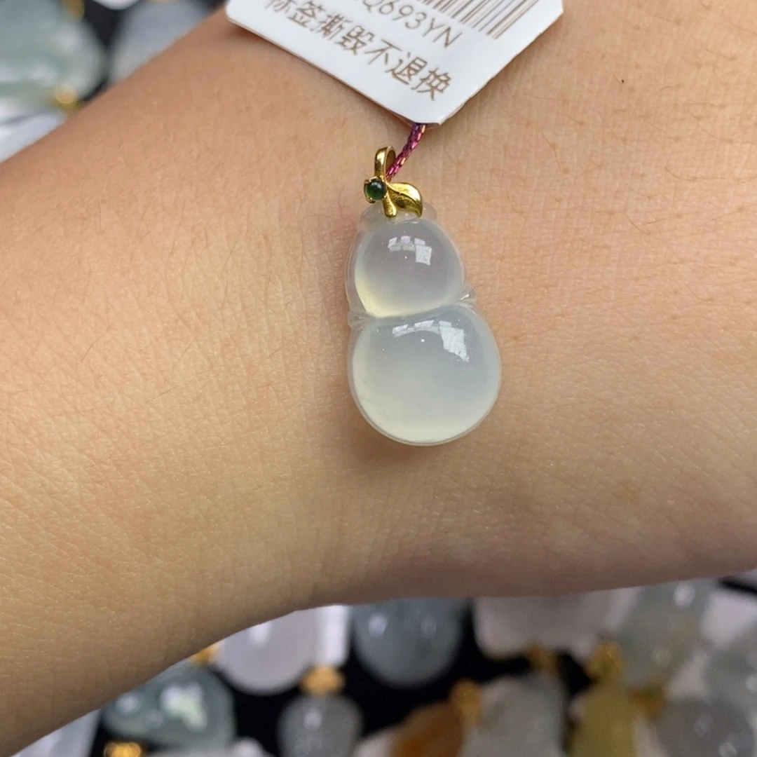 翡翠18K金镶嵌颈饰葫芦