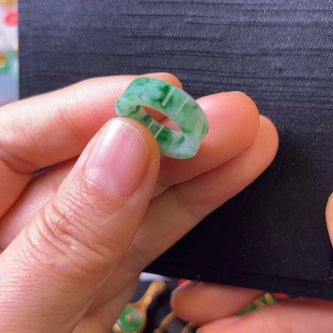 翡翠颈饰未镶嵌跑环路路通