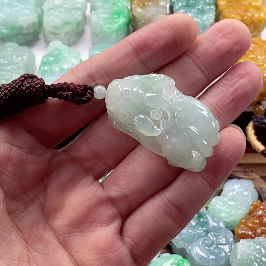 翡翠未镶嵌颈饰貔貅