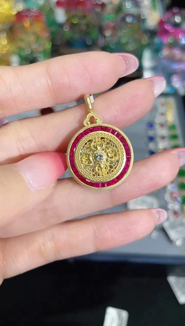 【雅嘉珠宝】18K金镶嵌天然红宝石吊坠罗盘设计款