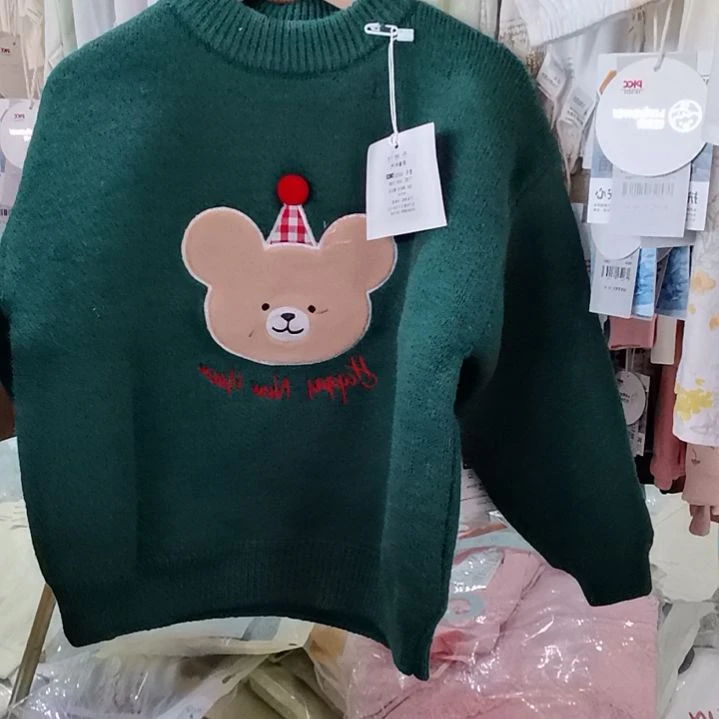 130偏小一点毛衣吧