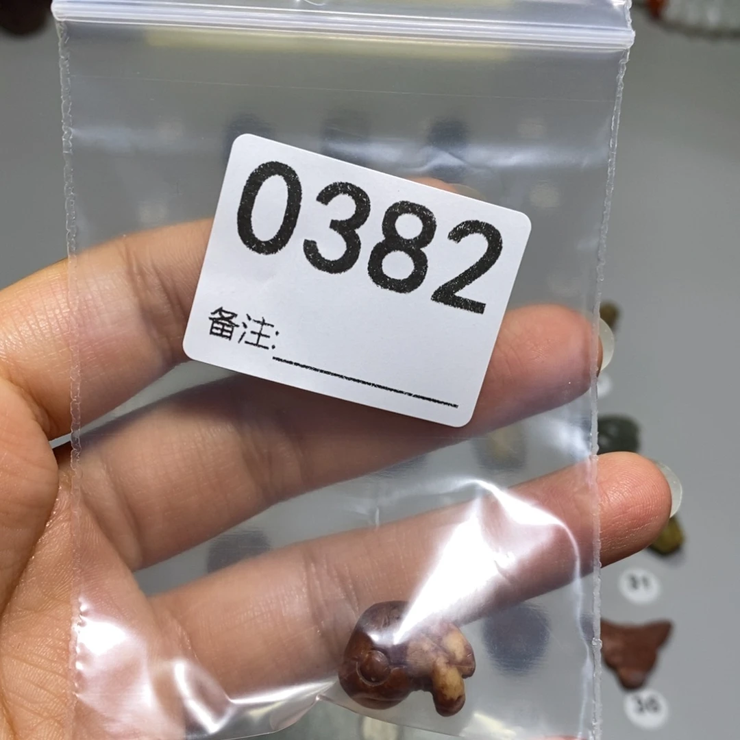 颈饰未镶嵌透闪石质玉轻**萤