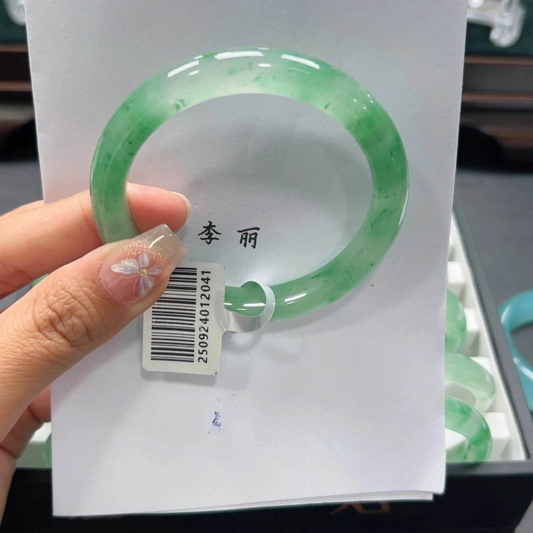 不***了石英质玉未镶嵌手镯