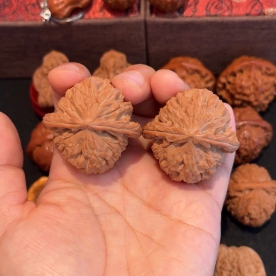 文玩核桃吊坠「****」原桩三角白