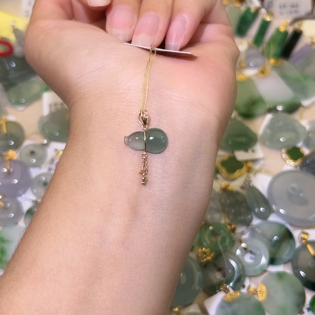 淘****翡翠18K金镶嵌颈饰葫芦