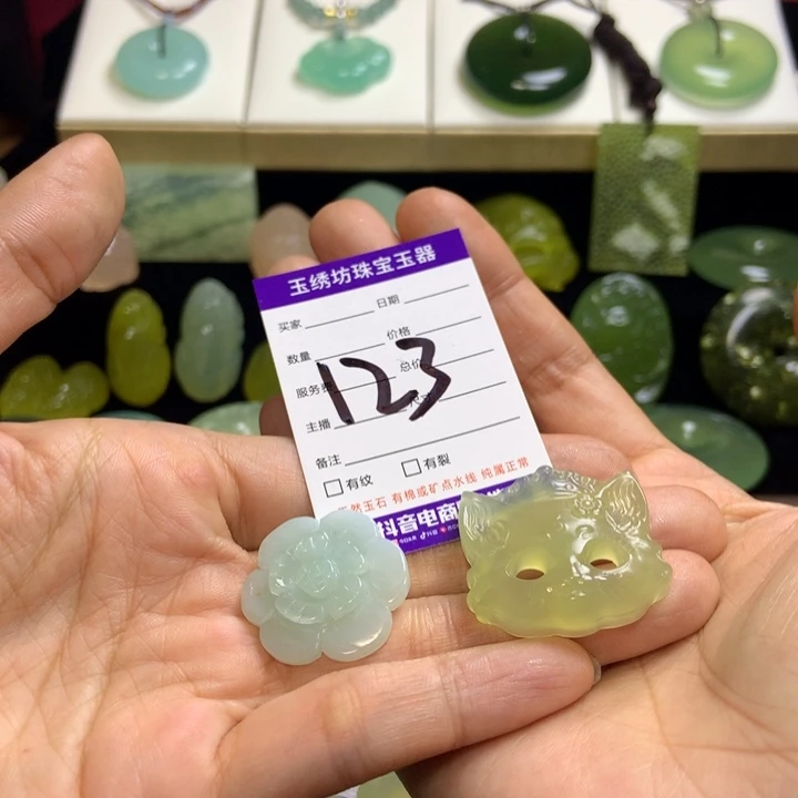 【闪购商品】蛇纹石玉未镶嵌颈饰冰*?