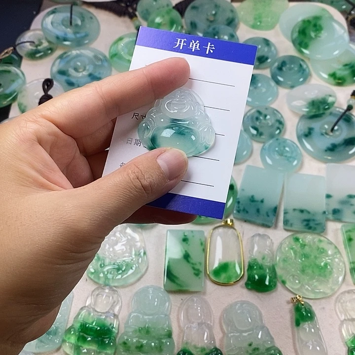 翡翠未镶嵌颈饰佛公