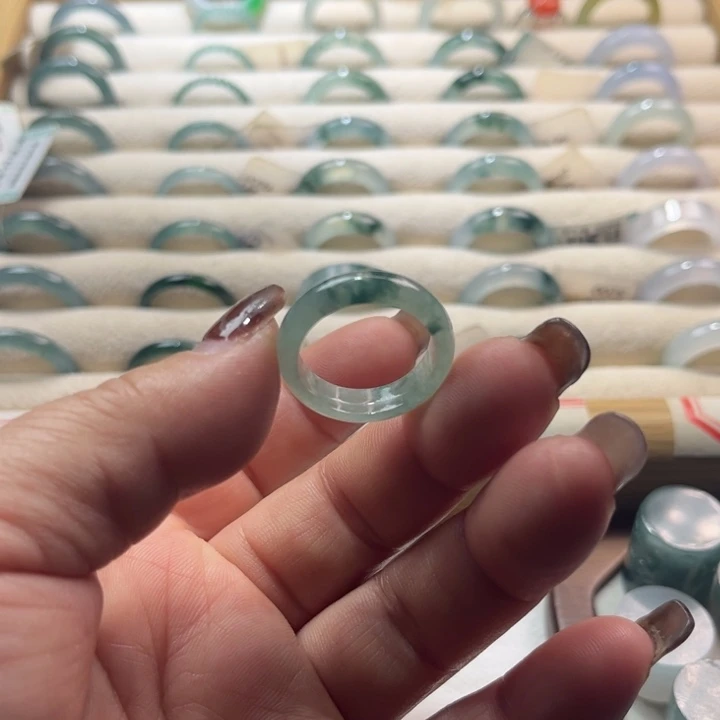 翡翠未镶嵌戒指飘花