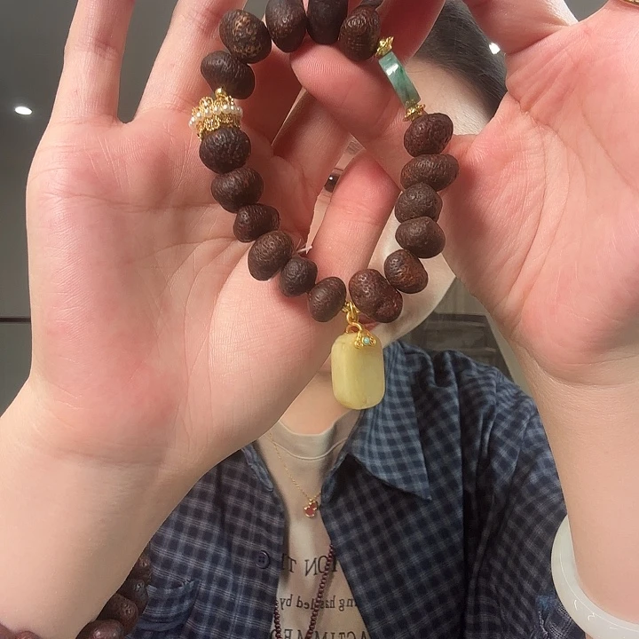 小***如蛇纹石玉未镶嵌颈饰