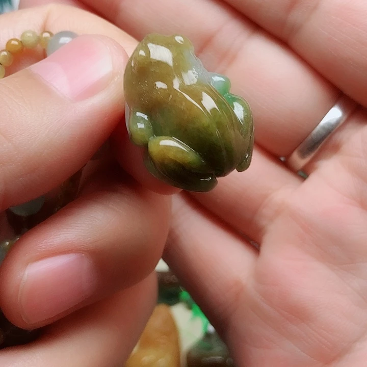 翡翠未镶嵌颈饰?**粉翡翠