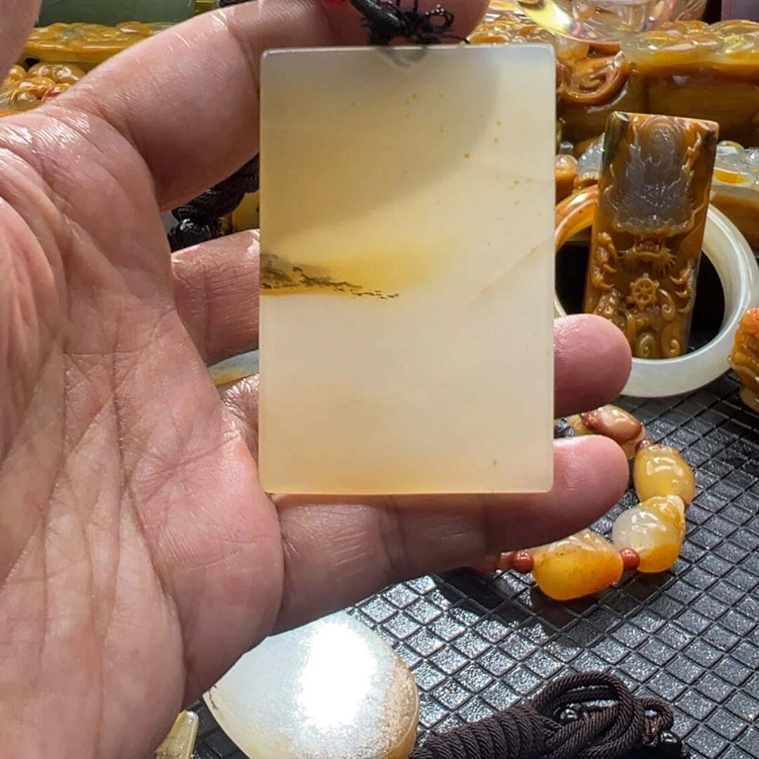 颈饰未镶嵌石英质玉