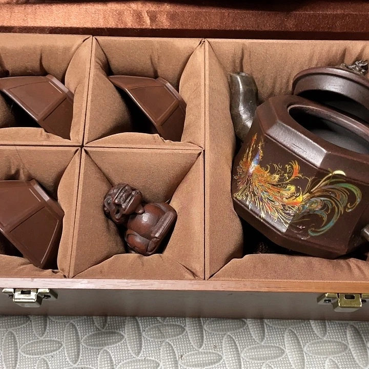 茶壶紫砂原矿泥料，手工制作一把紫砂壶。