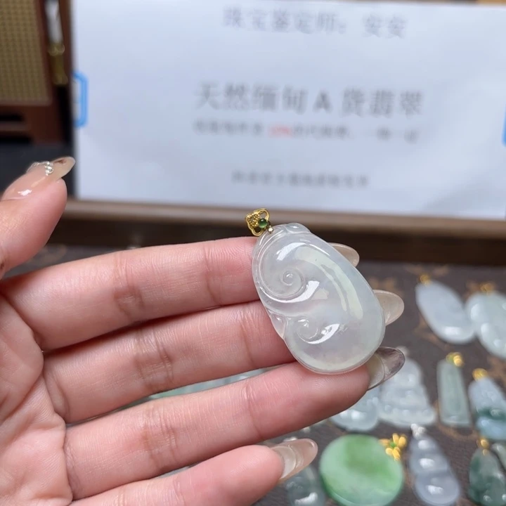 翡翠18K金镶嵌颈饰11111