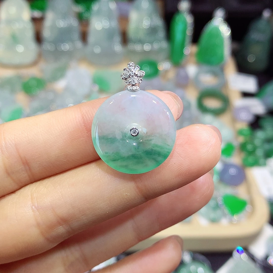 翡翠18K金镶嵌颈饰扣