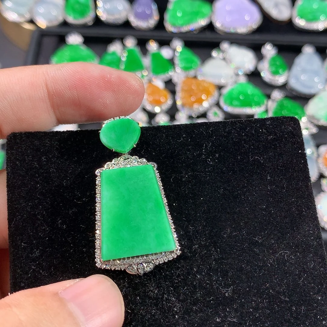 翡翠18K金镶嵌颈饰