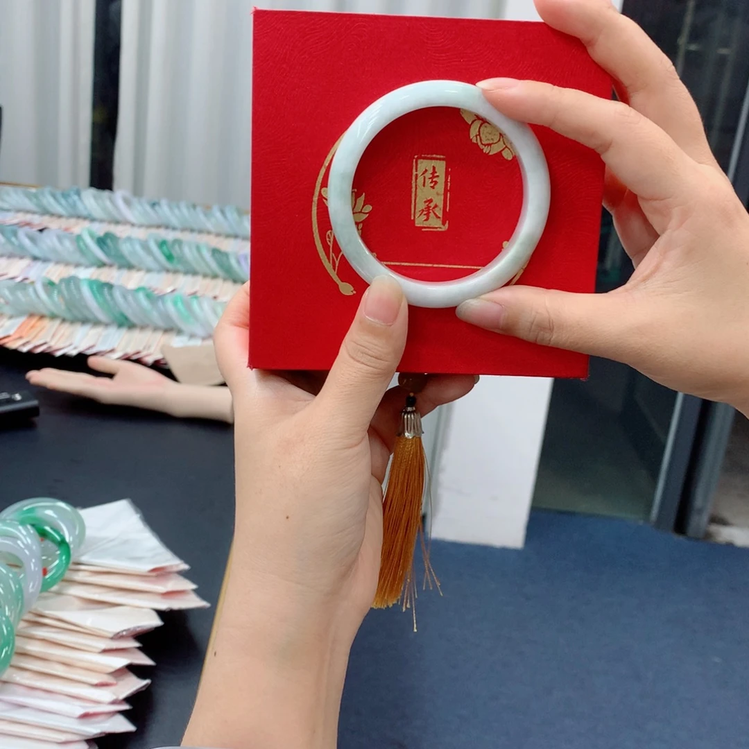 伊***呗翡翠未镶嵌手镯买断