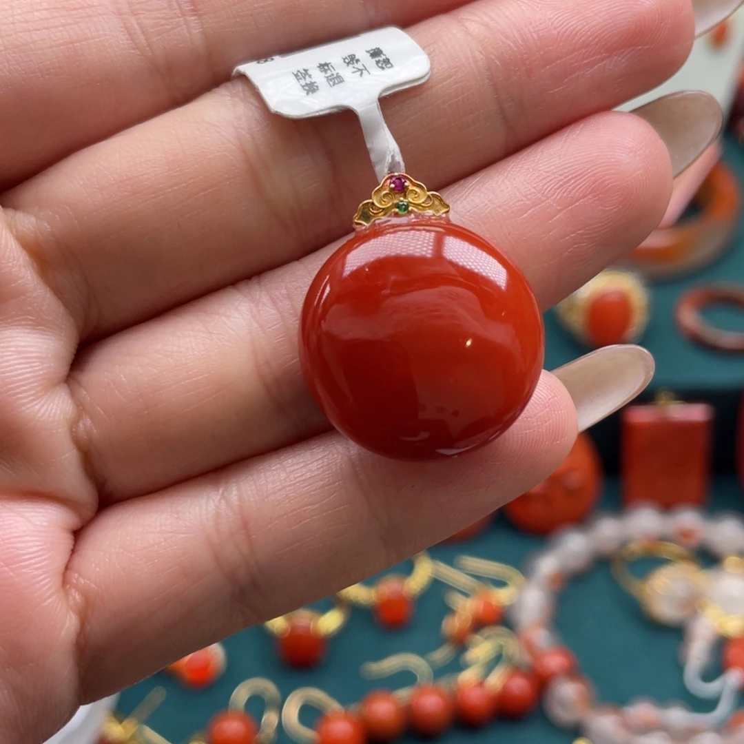 南红玛瑙18K金镶嵌川料南红牛血红圆牌吊坠