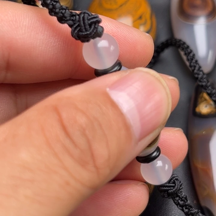 香***王石英质玉未镶嵌颈饰