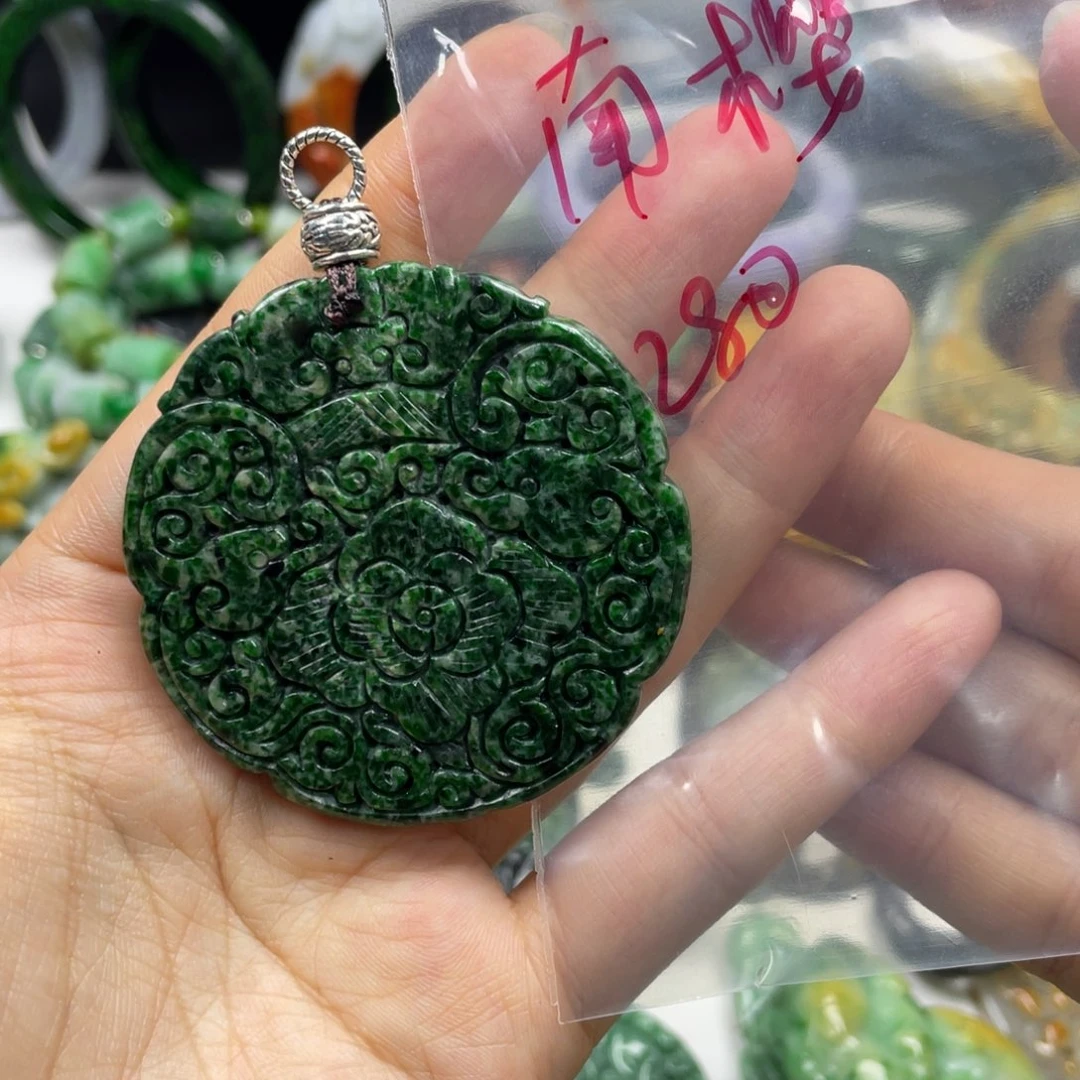 南***樱翡翠未镶嵌颈饰牌子